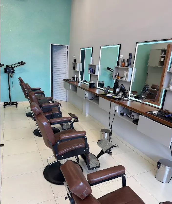 Cadeiras e estações de atendimento da Auren Barber Club